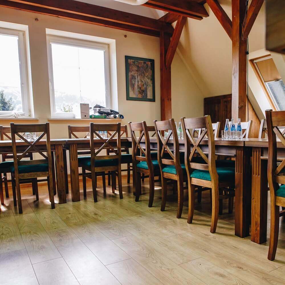 krzesła z drewna do salonu